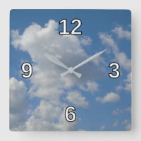 Nuages blancs/gris et horloge Carré ciel bleu