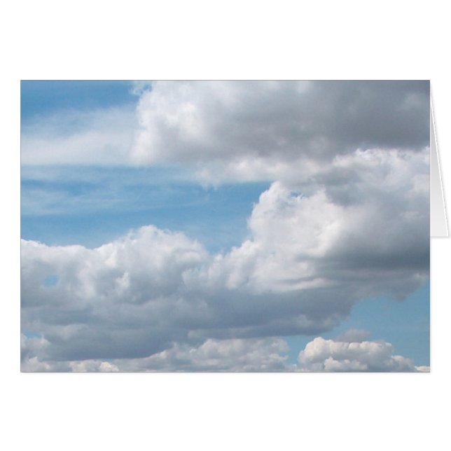 Nuages Cumulonimbus contre le ciel bleu (Devant horizontal)