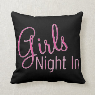 Nuit de filles dans le coussin noir et blanc