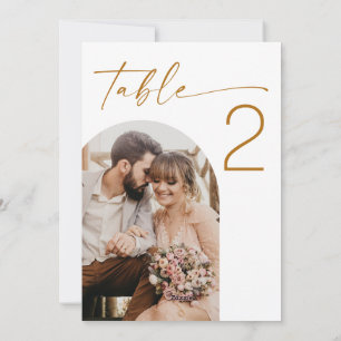 Numéro de table avec deux photos en arche. Mariage