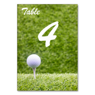 Numéro De Table Balles de golf sur un tee sur de l'herbe verte