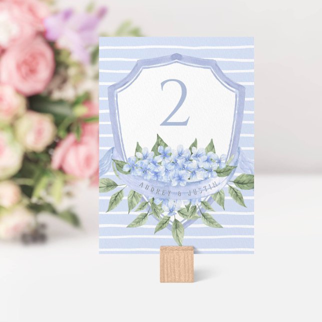 Numéro De Table Bleu Hydrangea Aquarelle Mariage Crest (Créateur téléchargé)