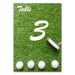 Numéro De Table Boules de golf et putter sont sur l'herbe verte