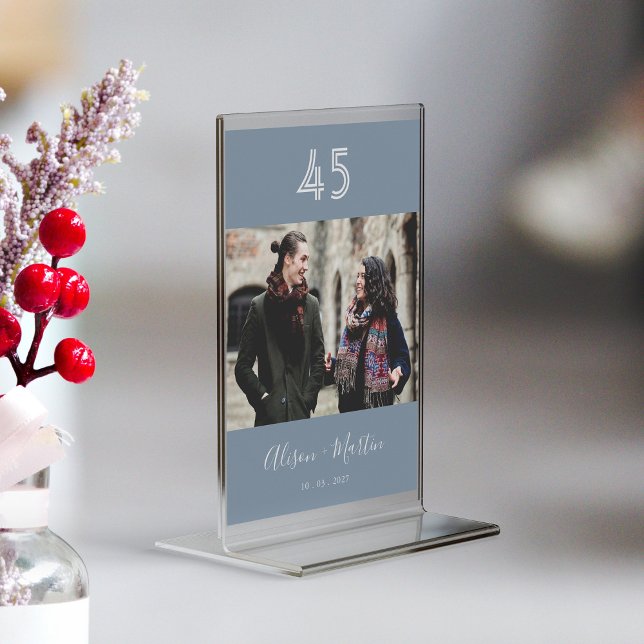 Numéro De Table Chic Dusty bleu et blanc Mariage lettres main (Personalized Chic Dusty Blue and White Hand Lettered Wedding Table Number)