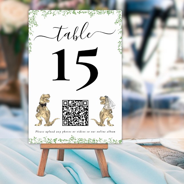 Numéro de Table Code QR Mariage de Dinosaures (Dinosaur wedding qr code table number card T-Rex bride & groom dino watercolor eucalyptus foliage)