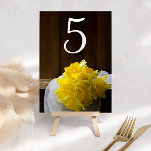 Numéro De Table Daffodiles rustiques et Mariage campagnard en bois