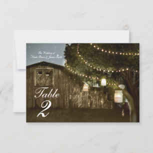 Numéro de table de mariage avec lumières de grange