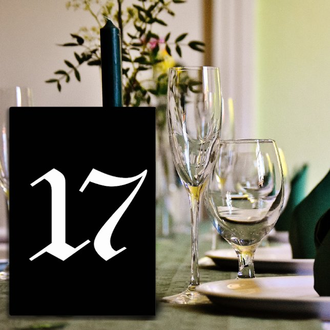 Numéro de table de mariage noir typographie gothiq (Gothic typography black wedding table number.)