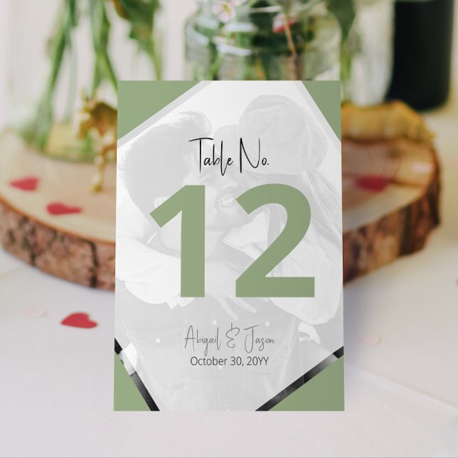 Numéro De Table Décontracté moderne Photo Sage Vert (Modern Casual Wedding Sage Green Table Numbers with Your Engagement Photo)