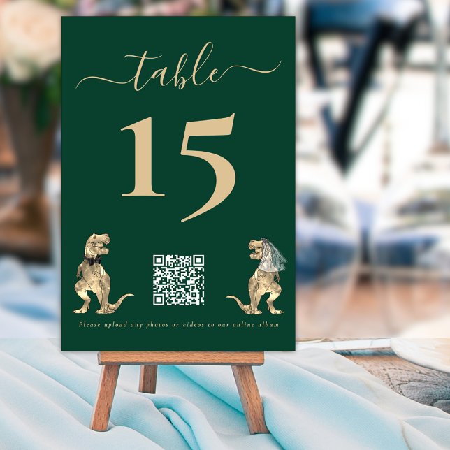 Numéro De Table Dinosaur Mariage Dark Green QR Code pour les photo (Dinosaur wedding photo qr code upload elegant script dark green custom table number card )