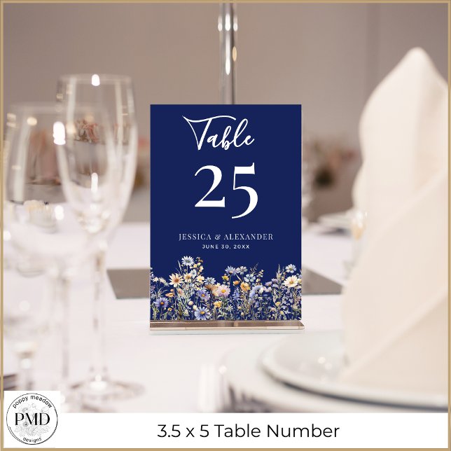 Numéro De Table Dusty Blue Fleurs sauvages Élégant Script Mariage  (Dust Blue Wildflowers Elegant Script Navy Wedding Table Number with Couple Names, Wedding Date.)