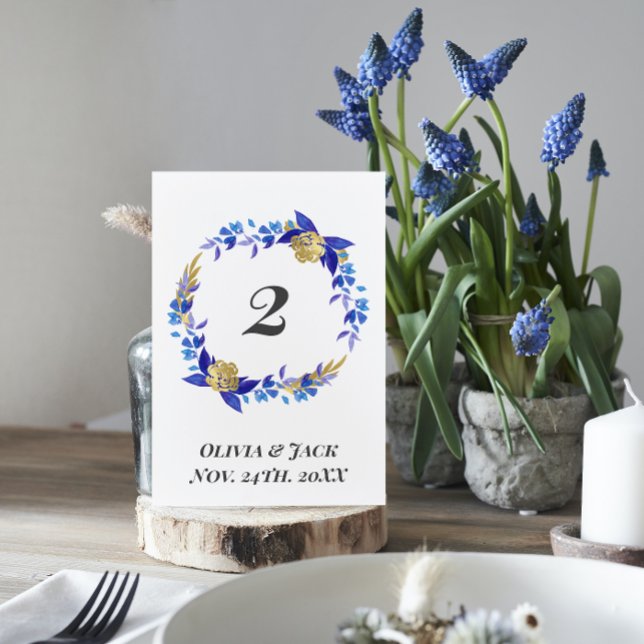Numéro De Table Elégant Mariage de fleurs bleu aquarelle (wedding reception table number card, Blue and gold, Floral wreath, wold flowers)