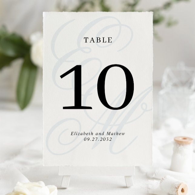 Numéro De Table Élégant Script Dusty Blue Monogram Mariage (Créateur téléchargé)