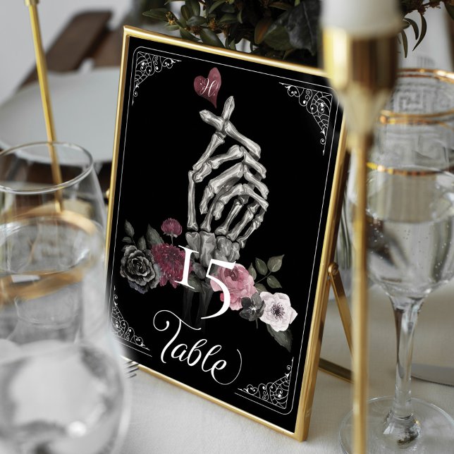 Numéro De Table Love Squelette Geste main Halloween Mariage noir (Love Skeleton Hand Gesture Halloween Black Wedding Table Number)