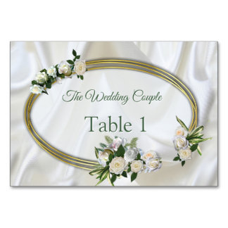 Numéro De Table Soie blanche luxueuse et fluide et roses blanches.