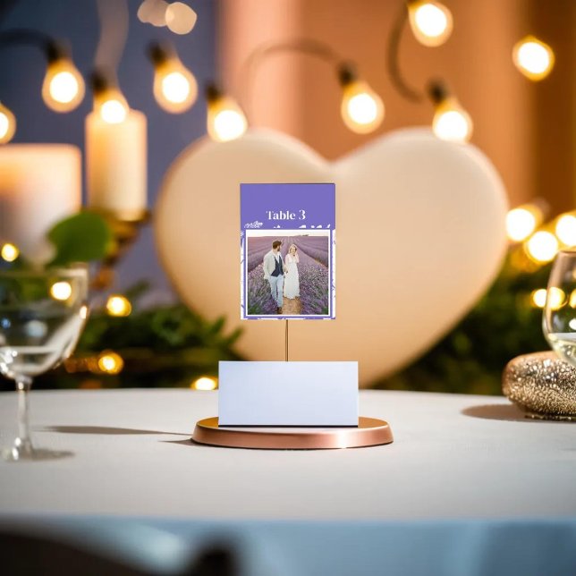 Numéro De Table Violet Floral Couple photo avec le numéro (wedding guest table has Purple Floral Couple photo with number Table Number balancing on card holder)