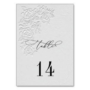 Numéros de table de mariage avec roses blanches en