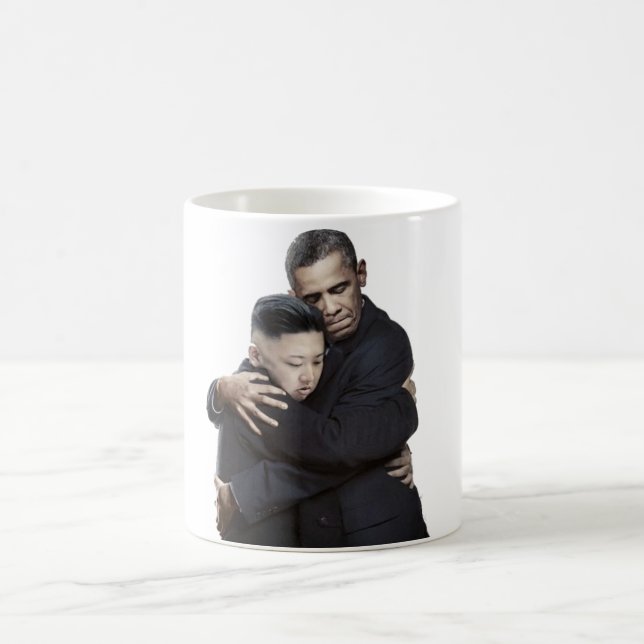 Obama officiel étreignant la tasse du Jong-ONU de (Centre)