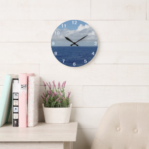 Océan bleu et nuages fluides Horloge murale numéro
