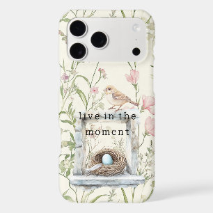 Œuf d'oiseau aux fleurs roses dans le nid