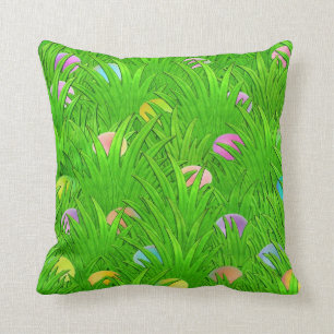 Oeufs colorés dans le coussin d'herbe