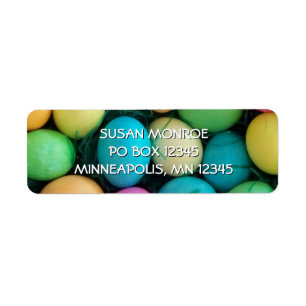 Oeufs de Pâques aux couleurs vives dans un panier