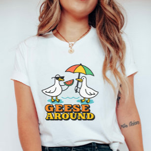 Oies mignonnes autour ; T-shirt drôle d'été à l'ef