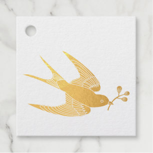 Oiseau avec étiquette-cadeau en feuille à brindill