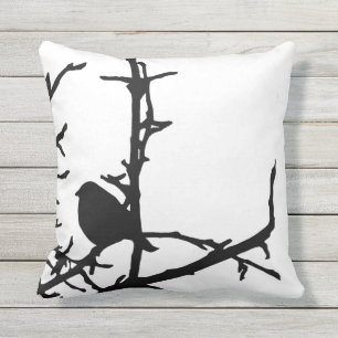 Oiseau noir et blanc sur le coussin extérieur de
