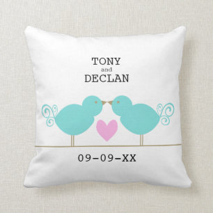 Oiseaux bleus mignons avec le coussin rose de
