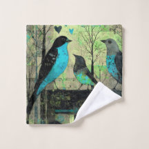 Oiseaux chanteurs bleus perchés sur un vieux piano