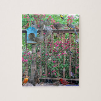Oiseaux et écureuils au puzzle d'alimentation