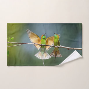 Oiseaux verts folâtrent dans la photographie d'arb