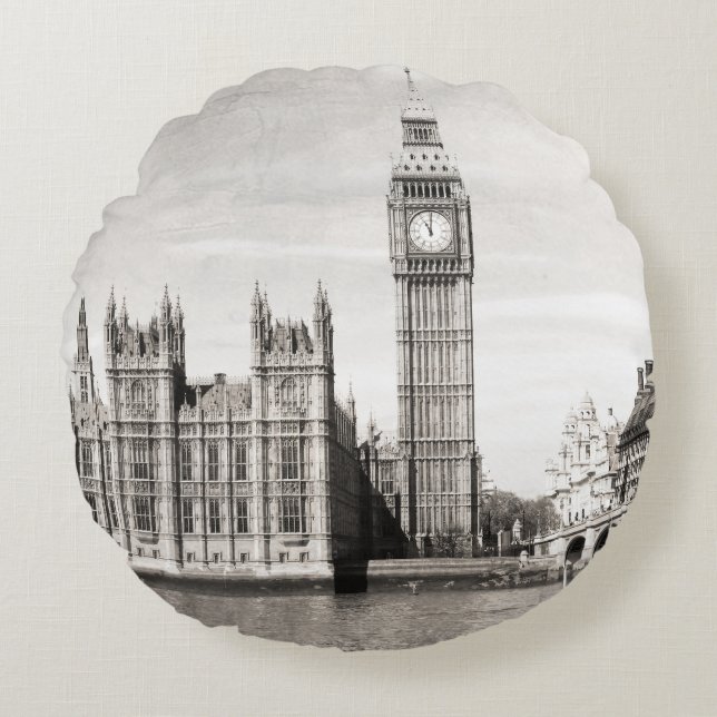 Old London, black and white. Round Pillow (Front)