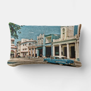 Oldtimer in einer Stadt auf Kuba Lumbar Pillow