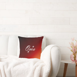oma weiße schrift auf rotem grund throw pillow