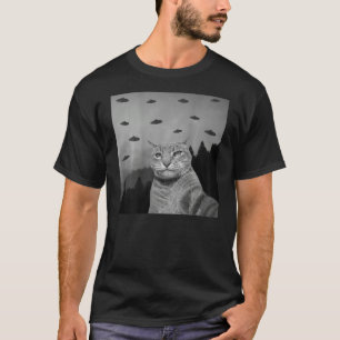 ON BACK PRINT   Cat  Taking Photo UFO Aliens T-Shirt