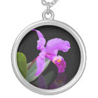 Orchidée sur le collier noir