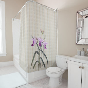 Orchidées avec le rideau en douche antique de