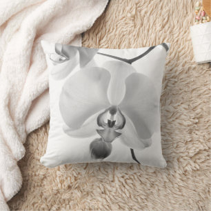 Orchidées noires et blanches sur le coussin de