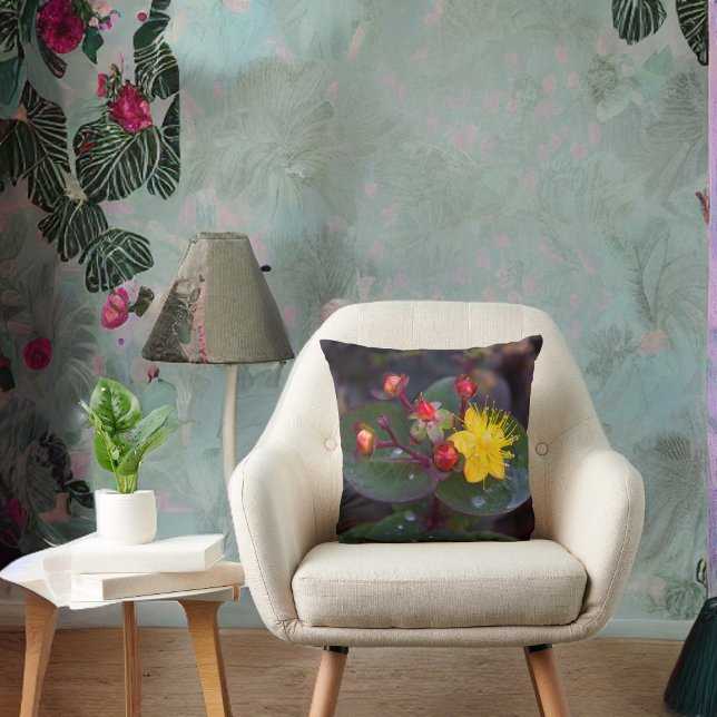 Oreiller à lancer floral Golden St. John's Wort (Créateur téléchargé)