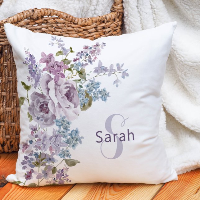 Oreiller à lancer floral pourpre (Watercolor Purple Lilac Monogrammed Floral Throw Pillow)