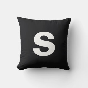 Oreiller à lancer noir à jet initial monogramme pe