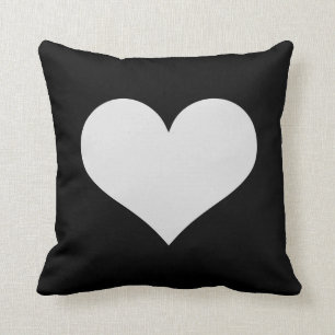 Oreiller à lancer noir avec coeur blanc