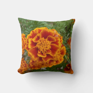 Oreiller de jet floral avec image de souci