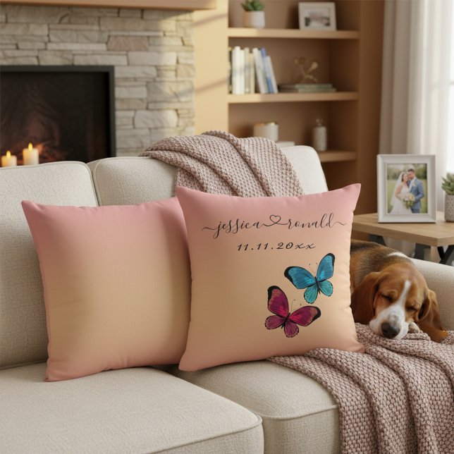 Oreiller de mariage 16x16 avec noms et date en or  (Rose gold wedding pillow with custom names connected with a heart, wedding date and butterflies.)