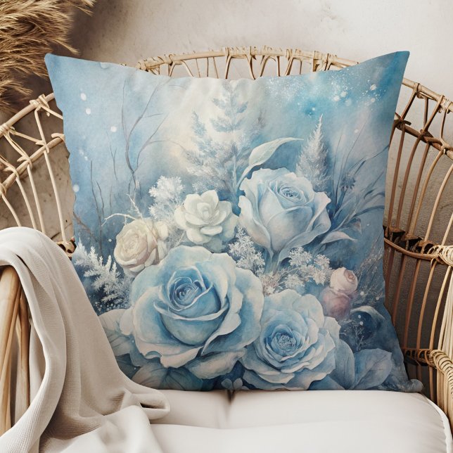 Oreiller floral Rose Bleue Magie de l'Hiver (Winter Magic Blue Rose Floral Pillow in a boho rattan armchair.)