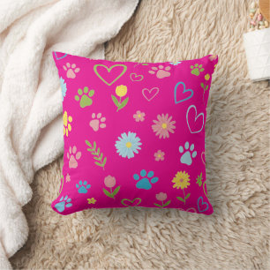Oreiller pastel avec empreinte de patte et coeurs