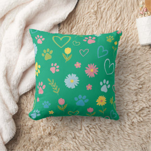 Oreiller pastel avec empreinte de patte et coeurs