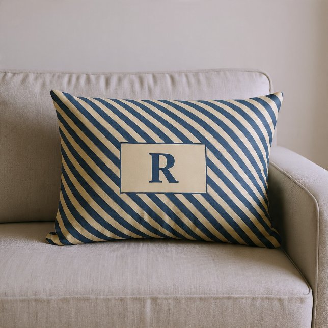 Oreiller rayé bleu et vanille avec monogramme (Créateur téléchargé)